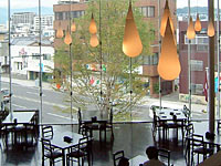 レストランのランプと、窓ガラスから見える松本の街並み