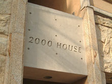 2000 HOUSE 入り口の表札