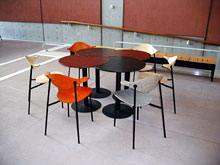 連結可能な机と、座りやすかった椅子