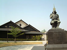 右手前が加藤清正像、左側が名古屋能楽堂、中央奥に見えるのが名古屋城