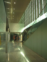 西側入り口から見た館内の風景