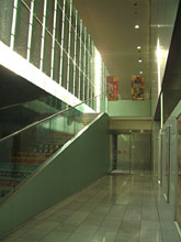 東側入り口から見た館内の風景