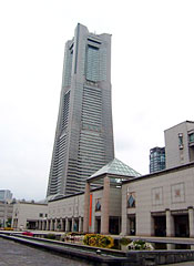 横浜美術館とランドマークタワー