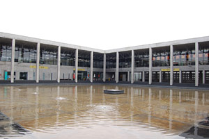 越後妻有交流館 キナーレ