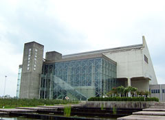 国立国際美術館、北側外観