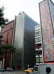 メゾンエルメス。右隣はソニービル。