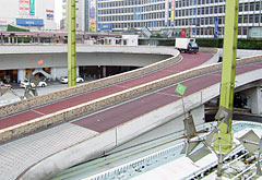 地下駐車場へ続くランプ